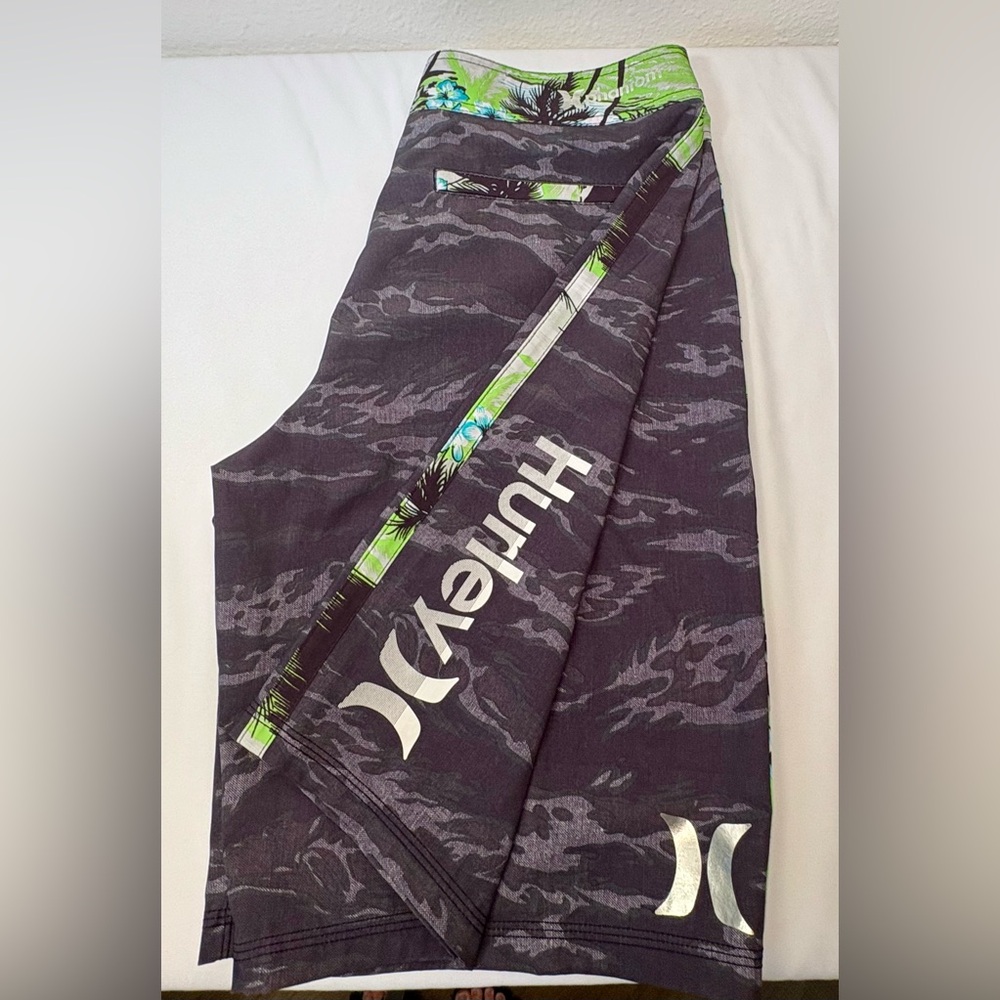 Hurley Gray Black Camo Swim Trunks with Lime Trim - Sz 32